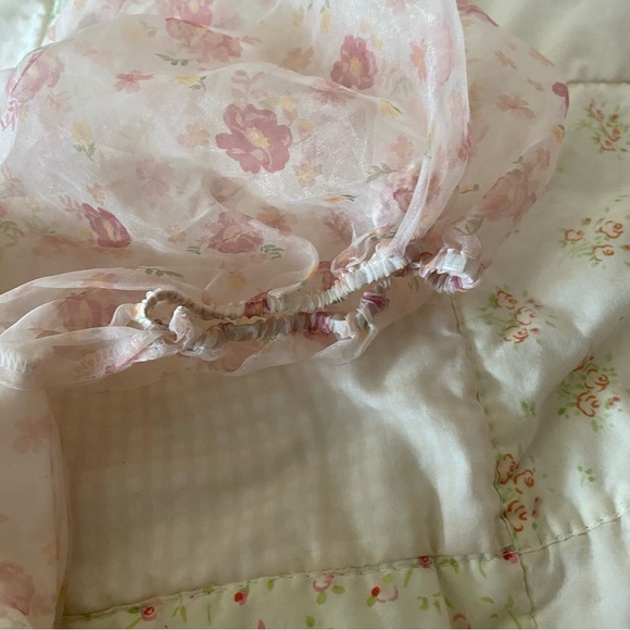 Francesca’s organza puff sleeve floral top - Picture 7 of 9